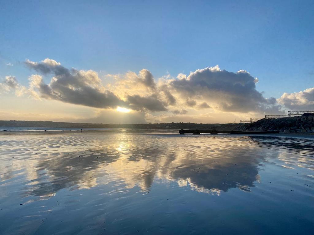 2 Bedroom Cottage Sleeps 4, With Pool Use, Sennen Eksteriør bilde